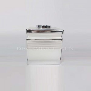 Ensemble de salle de bain élégant en verre blanc avec ligne argentée