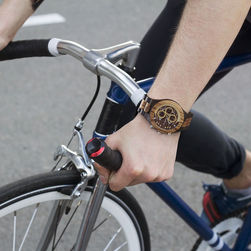 La montre en bois imperméable de montre en bois de quartz d'or d'or observe la coutume en bois de bois