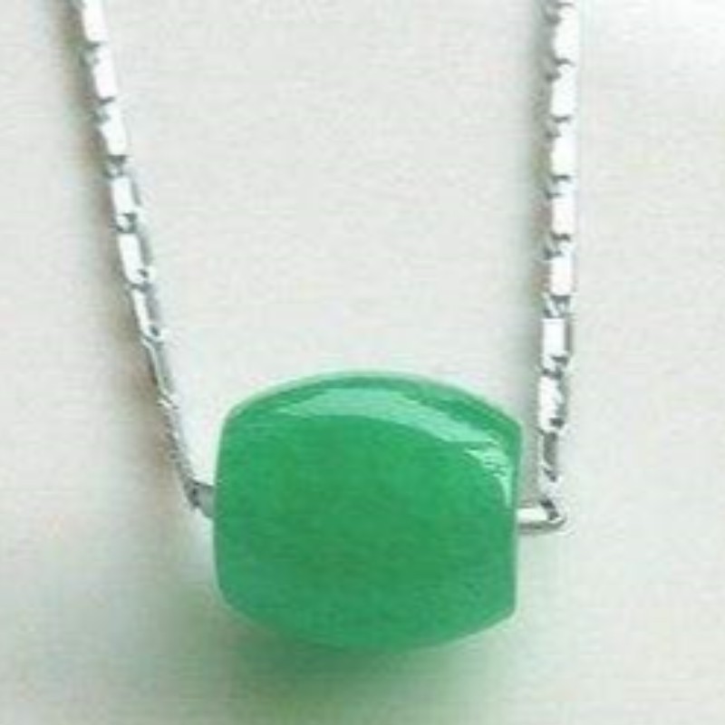 Collier pendentif en argent sterling 925 avec malade synthétique de jade et de pierres précieuses