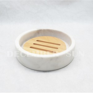 Ensemble d'accessoires de salle de bain en marbre blanc avec pièces en bois