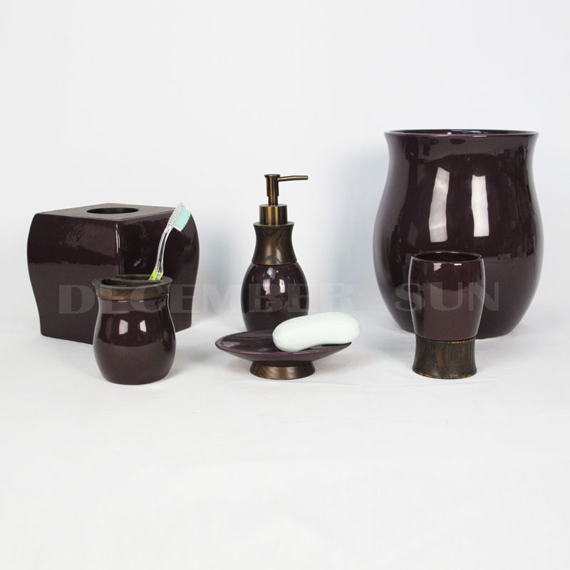 Ensemble de salle de bains en céramique équipé d 'éléments en bois