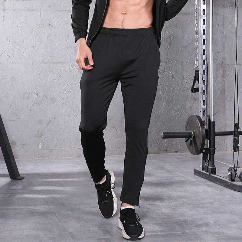 Un pantalon de jogging m024, avec fermeture éclair.