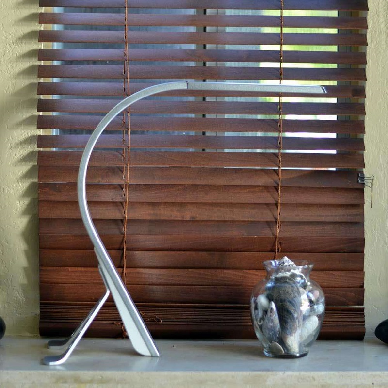 Lampe de table à del argentée
