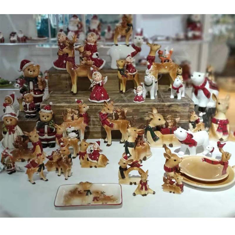 Large gamme de pièces de décoration de Noël en céramique peintes à la main