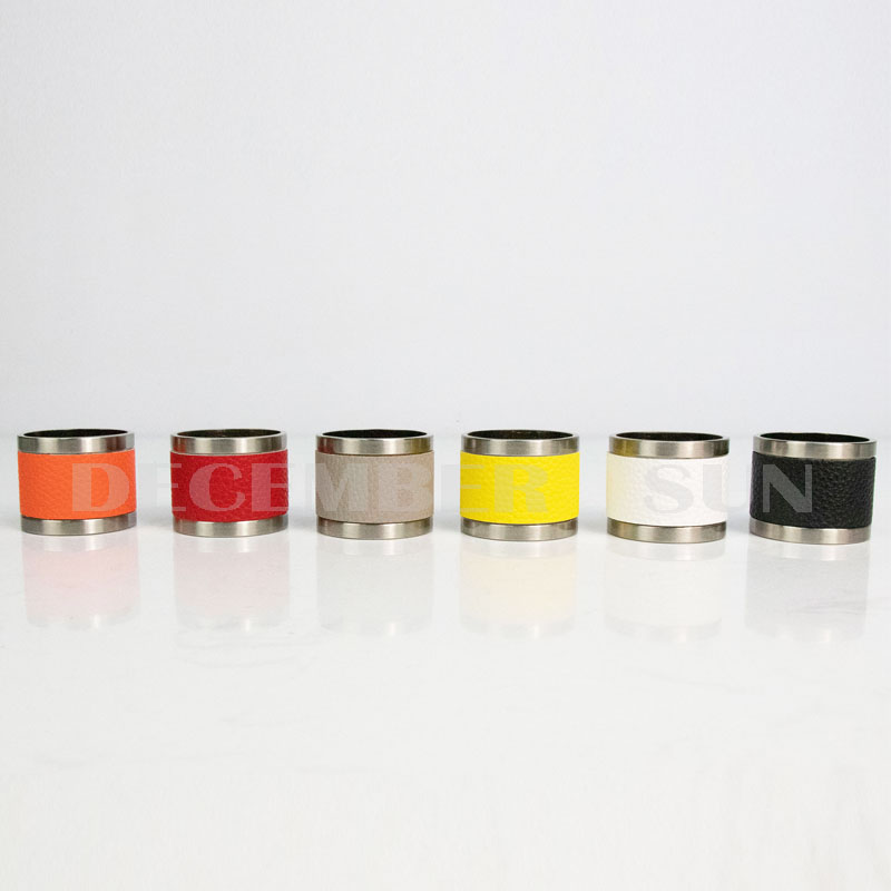 Rond de serviette en métal et cuir de belle couleur