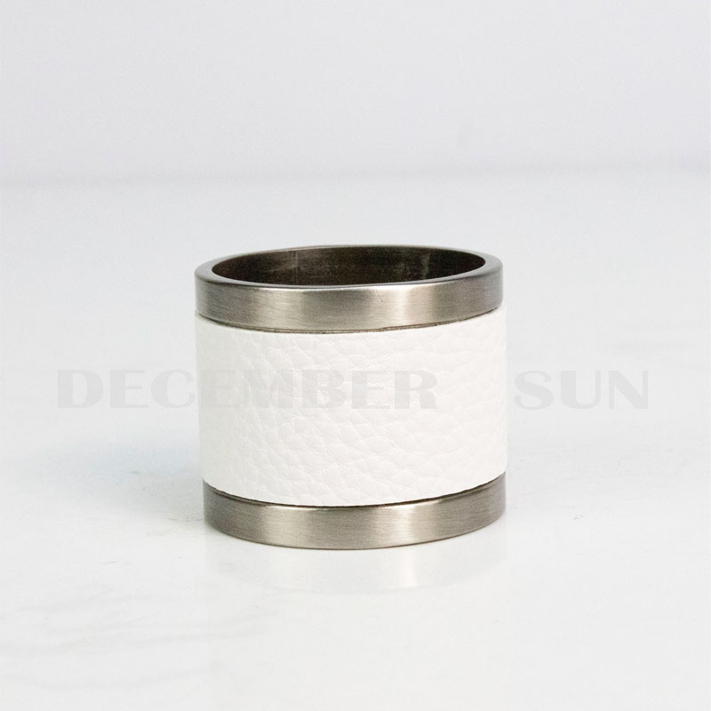 Rond de serviette en métal et cuir de belle couleur