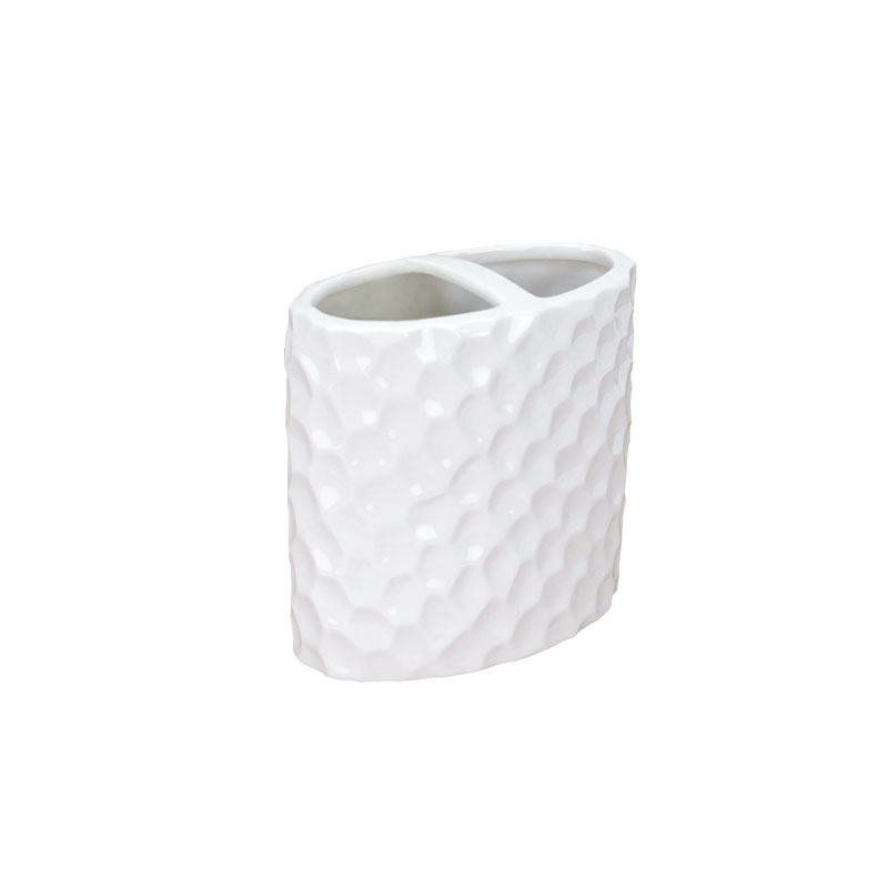 Ensemble d'accessoires de salle de bain en céramique blanche découpée sur le visage