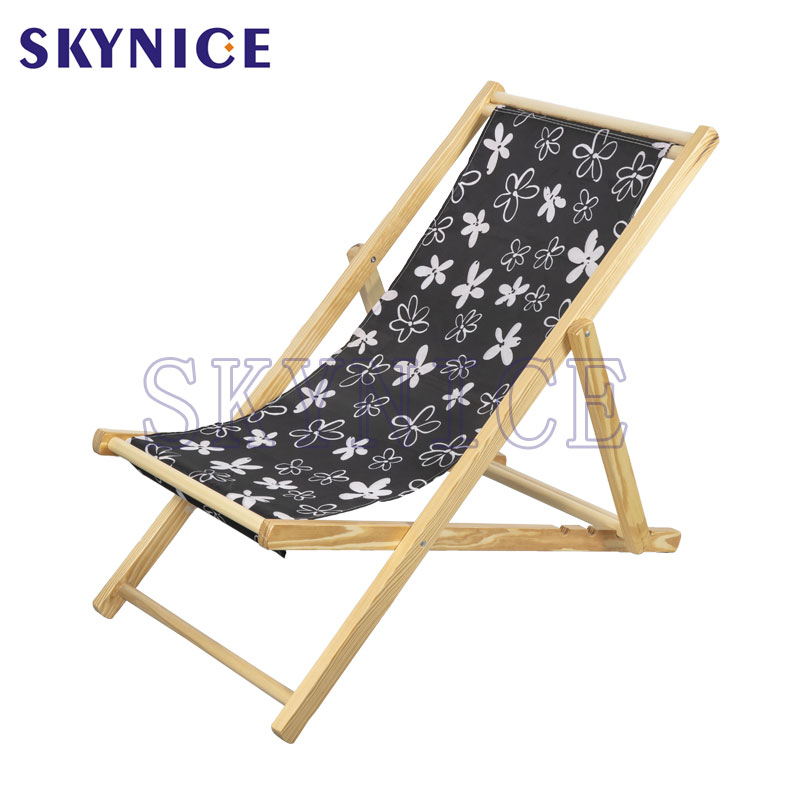 Chaise de plage pliée dans un jardin en bois