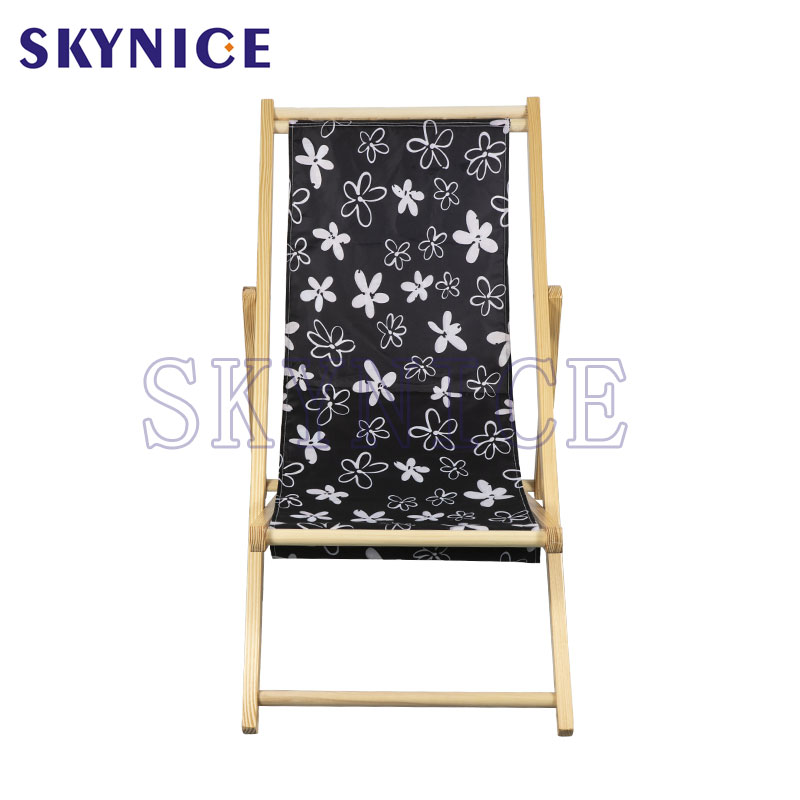 Chaise de plage pliée dans un jardin en bois