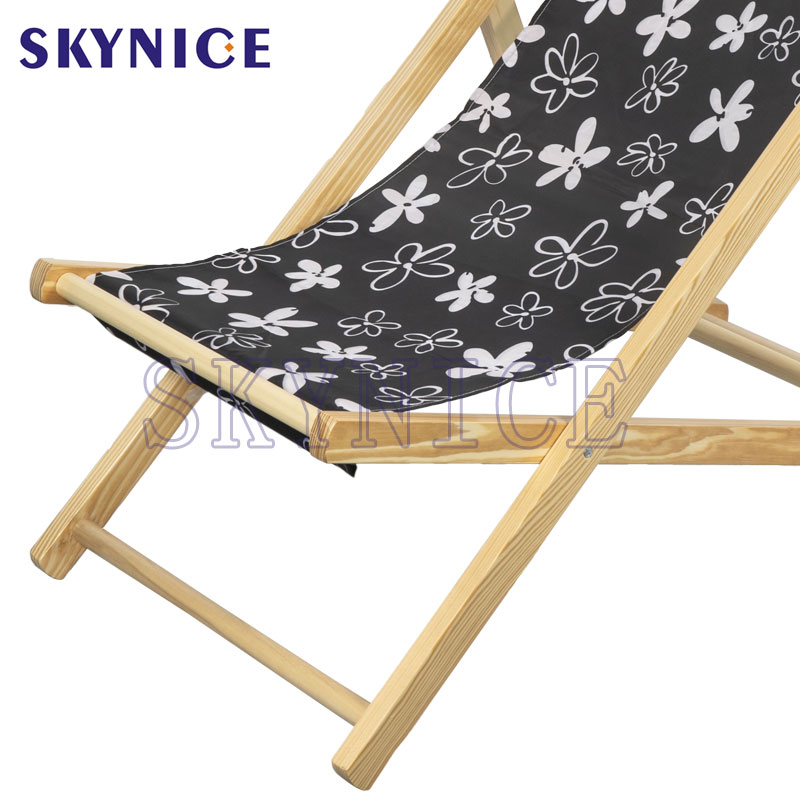 Chaise de plage pliée dans un jardin en bois