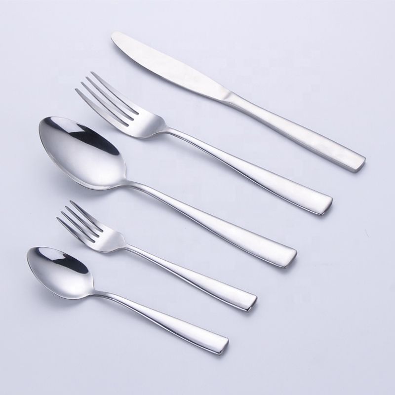 Quinze couverts en argent.
