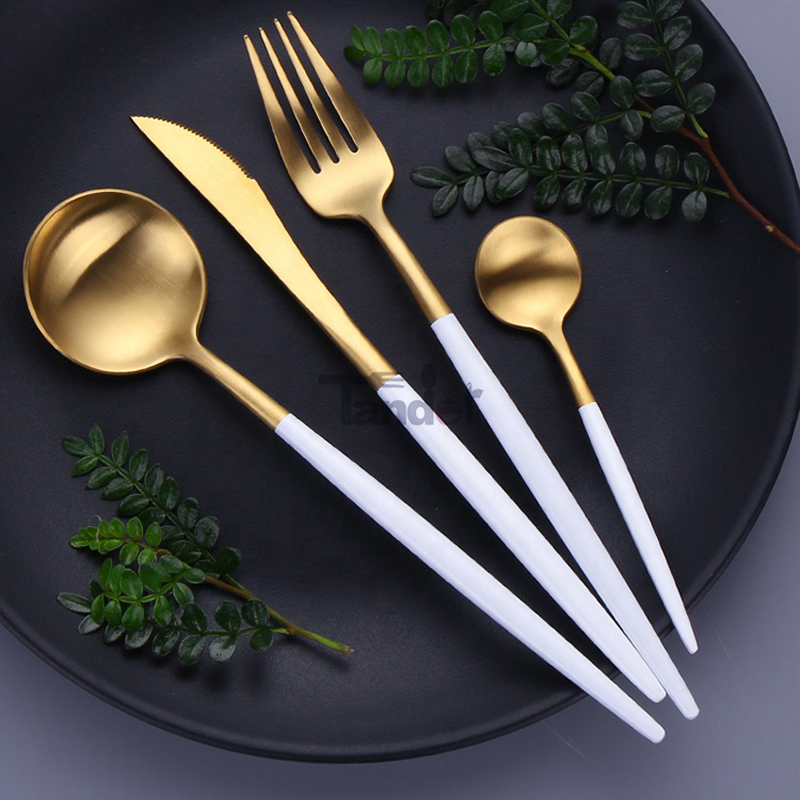 Couverts coréens de vaisselle polonaise mate 304 avec poignée blanche pour cadeau de mariage