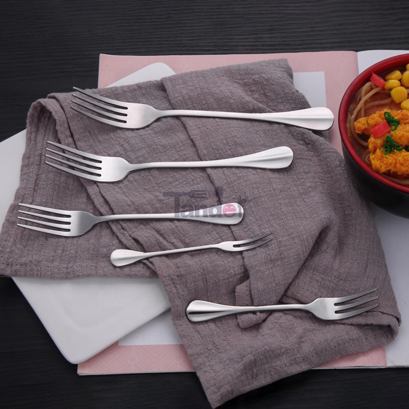 Dix - huit couverts, ustensiles, couteaux, fourchettes, cuillères à utiliser dans les restaurants et les foyers.