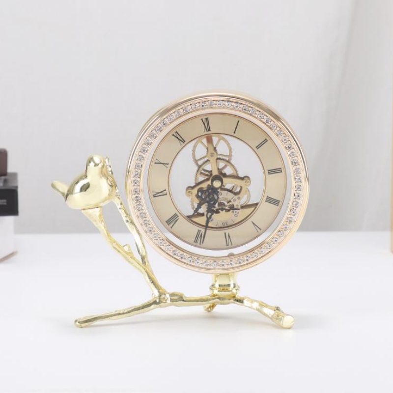 Horloge de montage d 'oiseaux métalliques