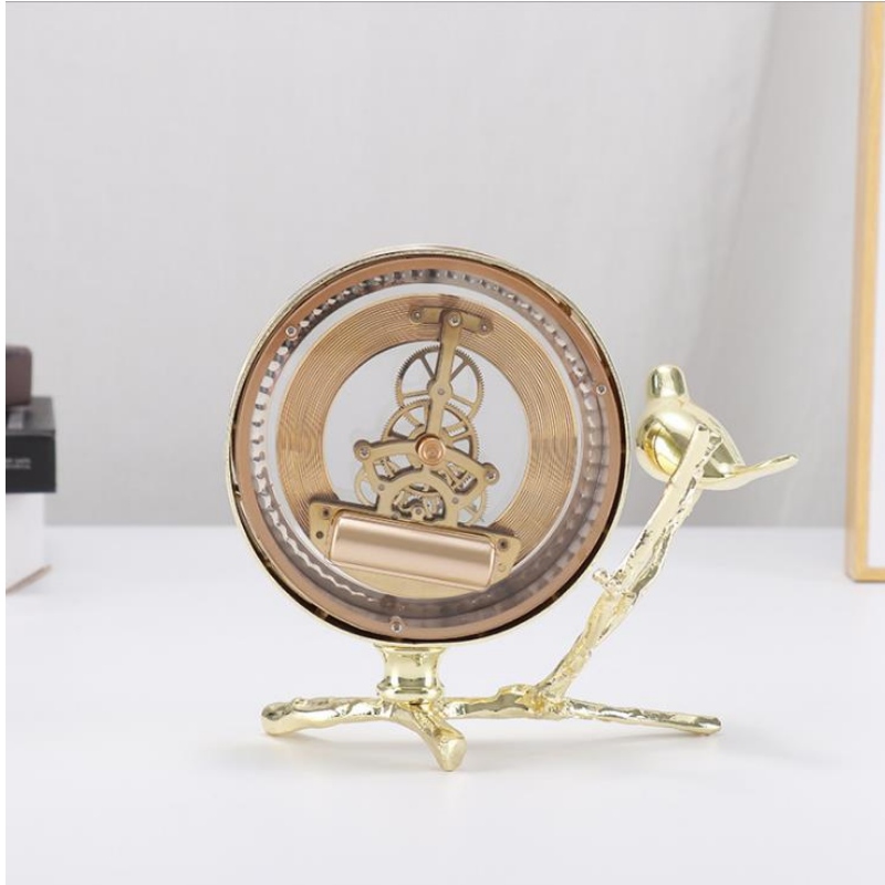 Horloge de montage d 'oiseaux métalliques