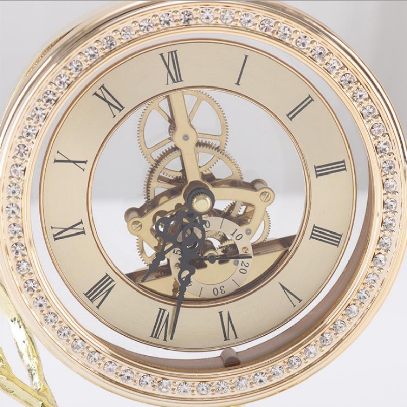 Horloge de montage d 'oiseaux métalliques