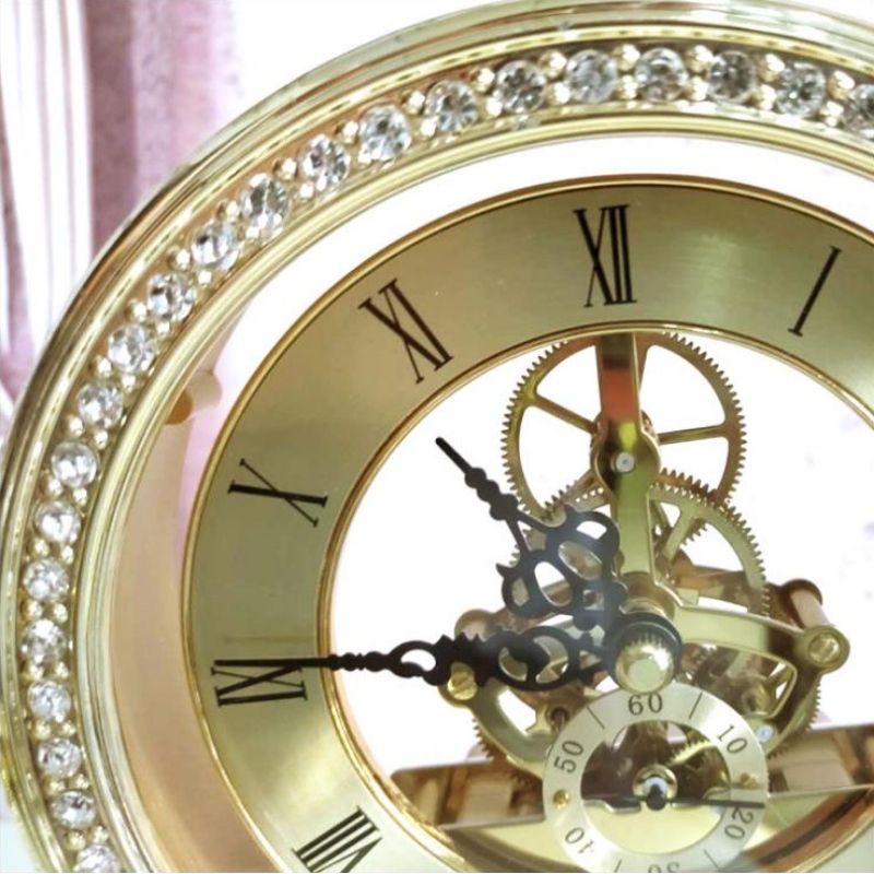 Little Luxury Creative Fashion Metal Clock