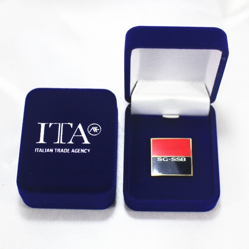 Point F - 10 badges en velours circulaire ou boîtes de monnaie, MM.45 * 55 * 22, environ 23g.