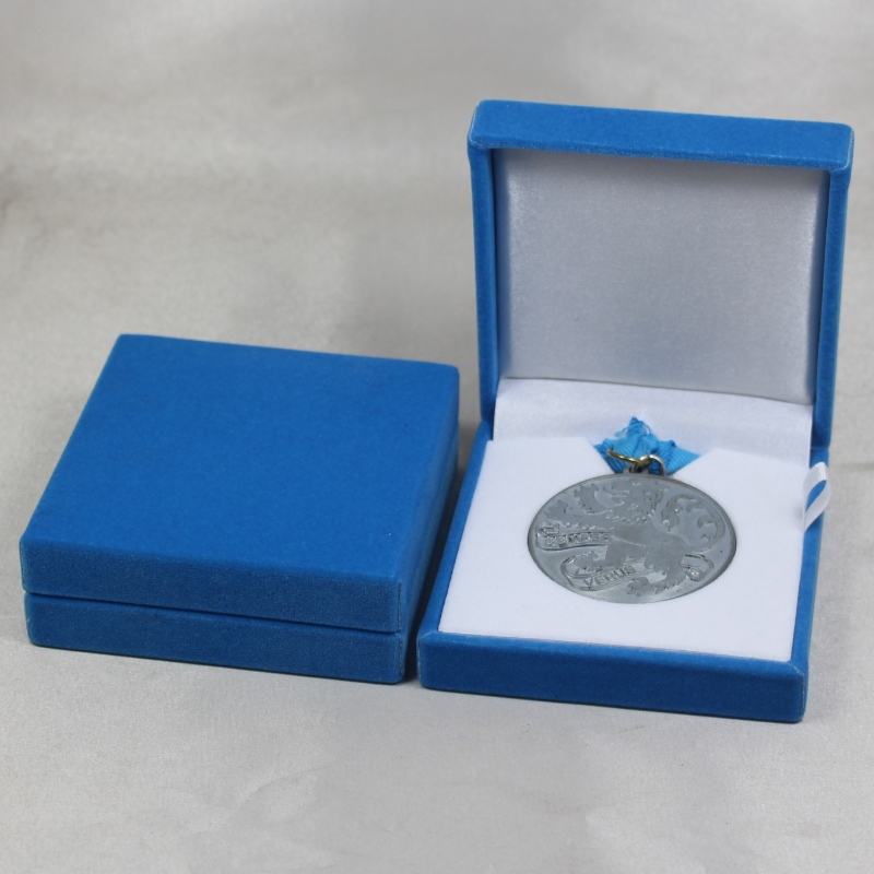 Article Boîte de flanelle en plastique carrée V-06 pour pièce de 50-60 mm, badge, boutons de manchette, pince à cravate, médaille, etc. mm. 88 * 91 * 33, pèse environ 85g