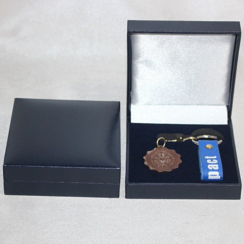 Article Boîte de flanelle en plastique carrée V-06 pour pièce de 50-60 mm, badge, boutons de manchette, pince à cravate, médaille, etc. mm. 88 * 91 * 33, pèse environ 85g