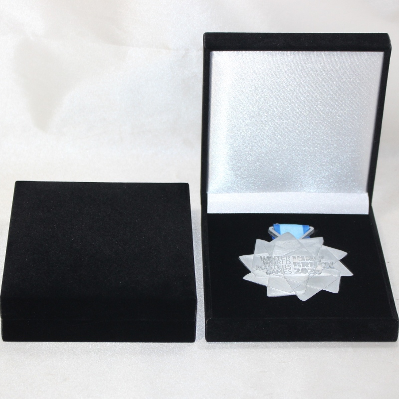 Article Boîte en cuir PU carré V-19 pour pièce de 90 * 90mm, médaille et badge, etc. mm. 110 * 125 * 33, pèse environ 140g