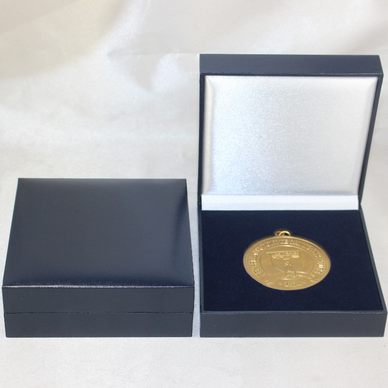 Article Boîte de papier carrée en similicuir V-22 pour pièce de monnaie 90 * 90mm, badge, médaille, etc. mm.128 * 128 * 50, poids environ 191g