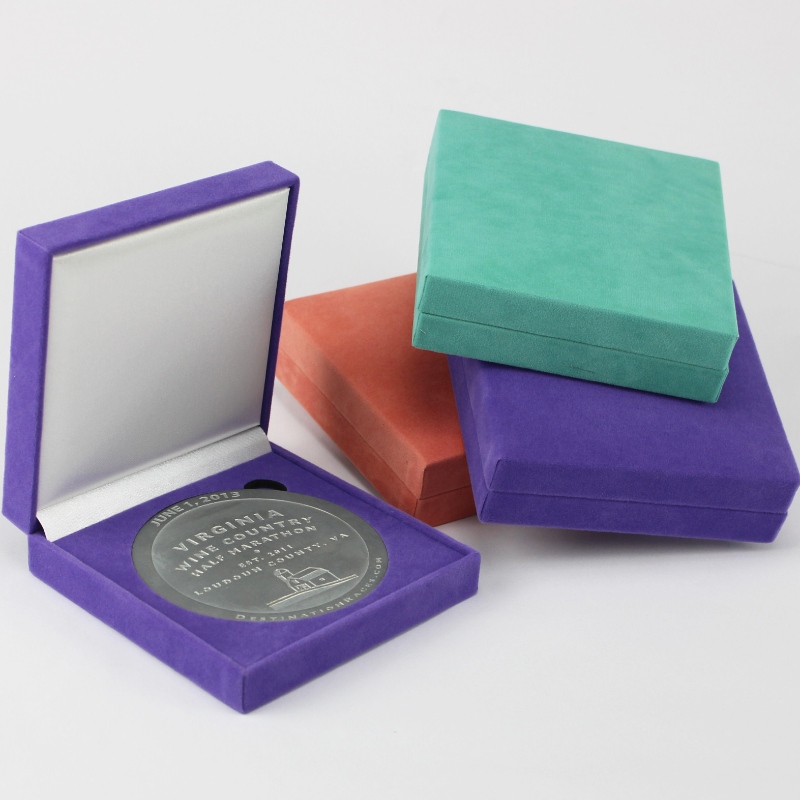 Article Boîte à flanelle carrée V-22S pour pièce de monnaie 90 * 90mm, médaille badge, etc. mm.128 * 128 * 34, poids environ 170g