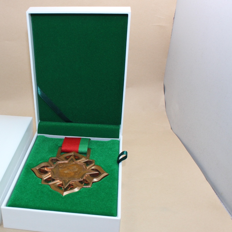 Boîtes en cuir de polyuréthane rectangulaire V - 15l, applicables aux médailles 90 * 120 mm, pièces de monnaie et emblèmes, etc.110 * 157 * 40, pesant environ 185g