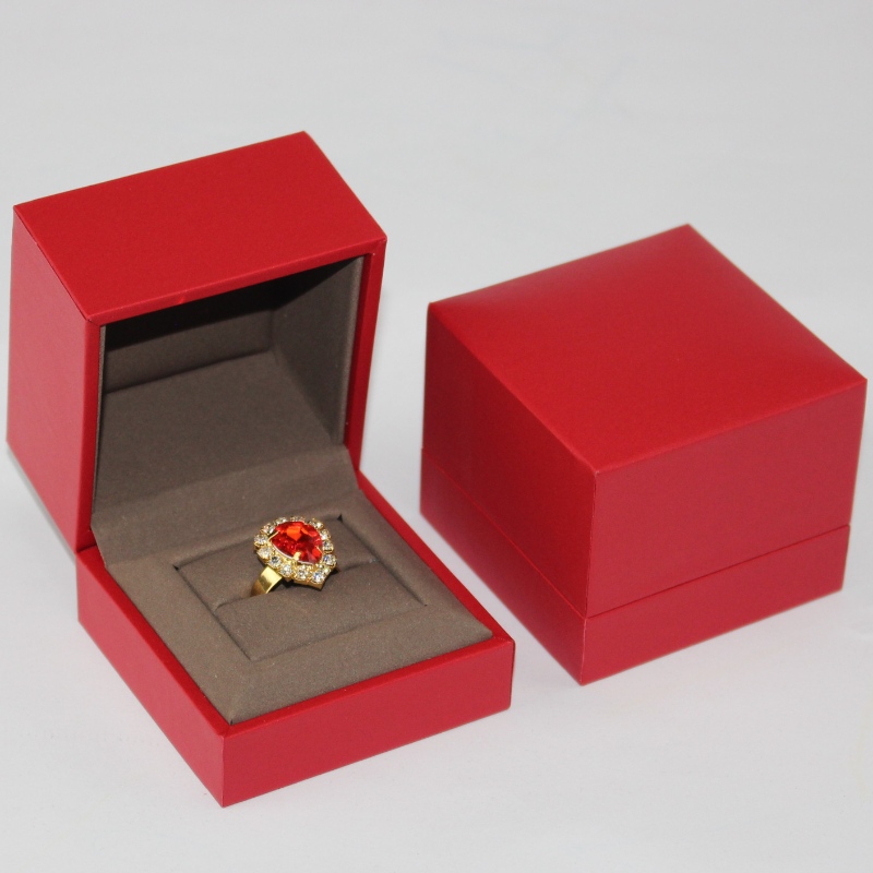 boîte d'emballage de bijoux exquis personnalisé boîte de bague de bijoux rouge de haute qualité avec mousse éponge, la taille est 68 * 68 * 56mm