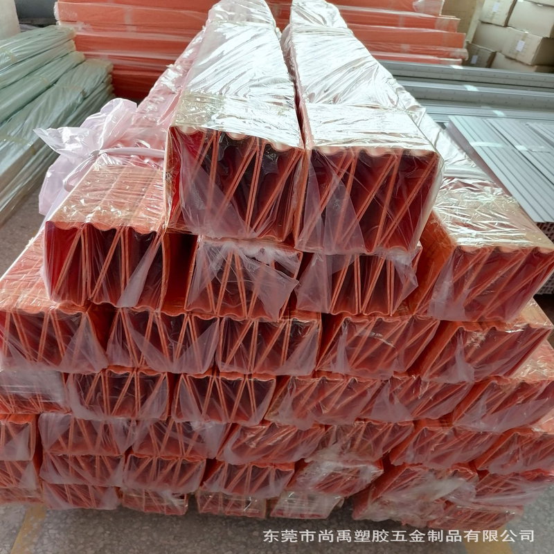 Extrusion faite sur commande de profils de canal en plastique de PVC pour l'emballage en acier