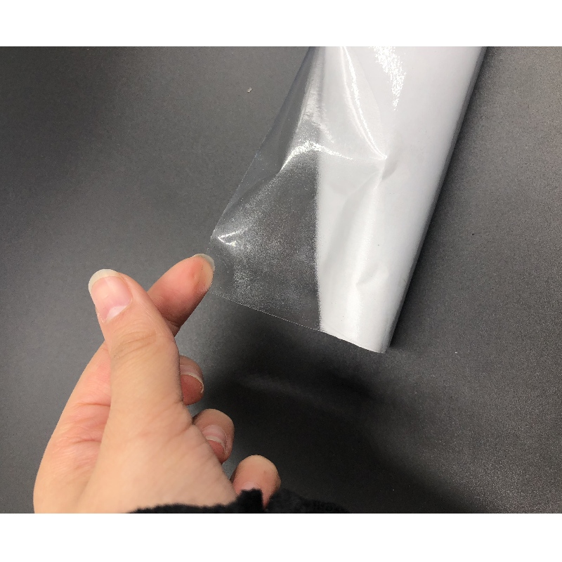 Pellicule en plastique transparent auto - adhésive