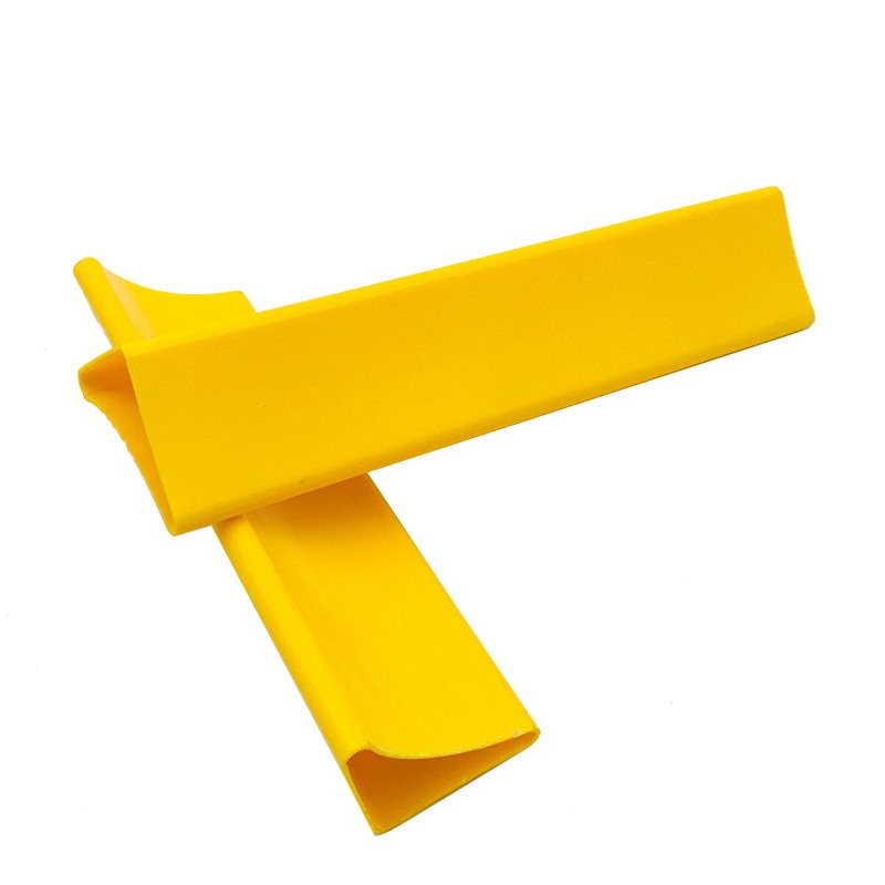 Profilé de triangle de PVC de bande de support de couche de tuyau de bande en plastique extrudé rigide de PVC pour le support de tiroir d'armoire