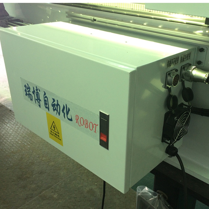 Un robot à déplacement horizontal est utilisé pour retirer les produits en plastique d'une machine de moulage par injection