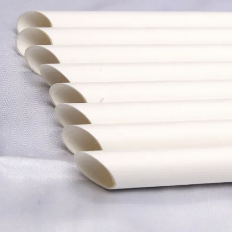Paille de papier coupée en diagonale