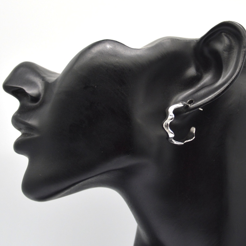 Boucles d'oreilles ondulées en forme de C, mode féminine et boucles d'oreilles élégantes, boucles d'oreilles en argent simples, élégantes, décontractées et polyvalentes. Usine de traitement de bijoux en Chine Ruifanbao