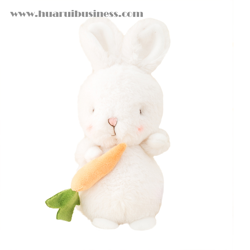 Des jouets de lapin épais, des poupées avec des carottes et des clôtures de clé de 23 cm.