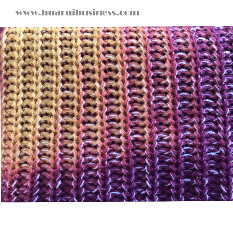 Un chapeau de tricot, un smoking, un Bigny, avec un fil spatial.