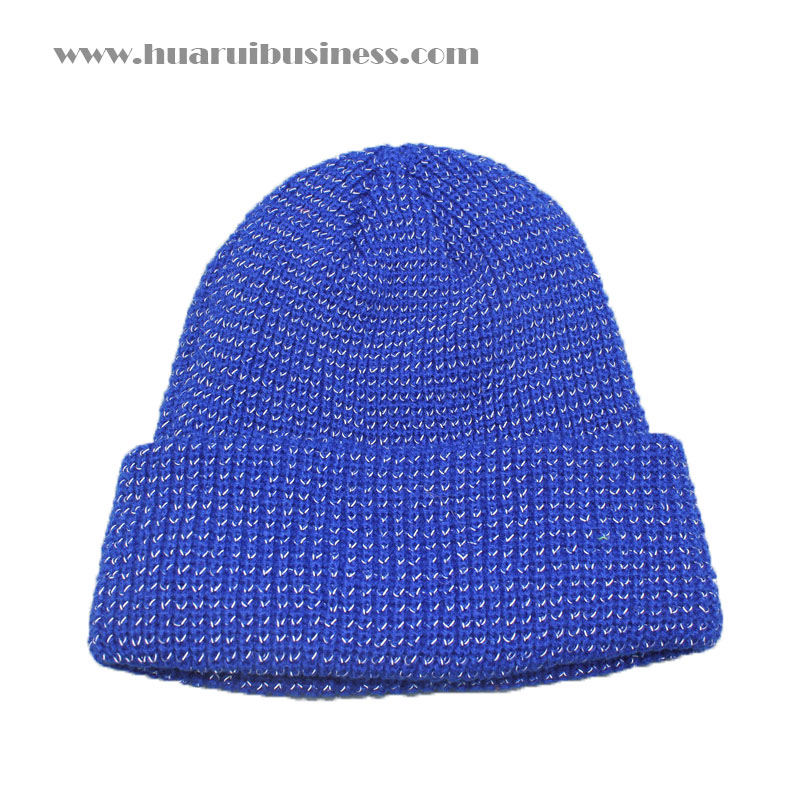 Un chapeau de tricot acrylique, une robe de soirée, tout autour.