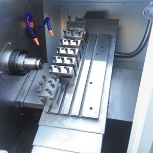 Machine de tour CNC incroyable à l\'intérieur du processus de travail CNC parfait en usine