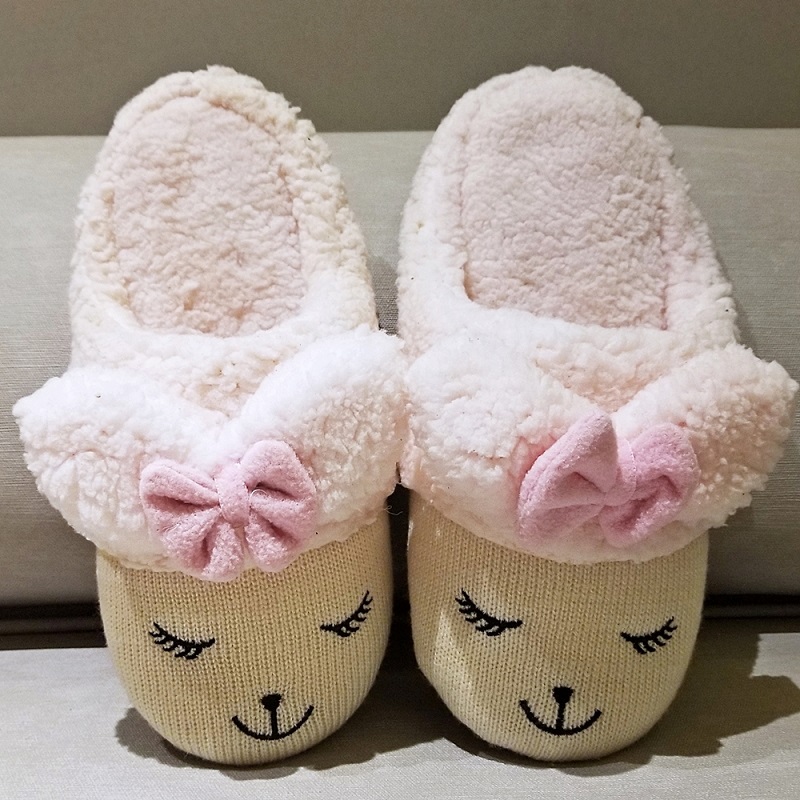 Jolies pantoufles en peluche.
