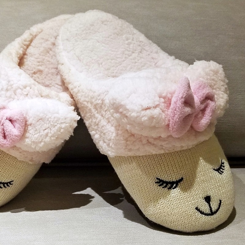 Jolies pantoufles en peluche.