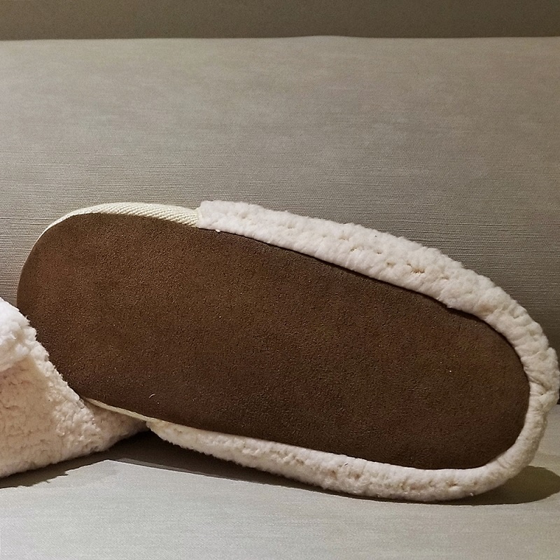 Jolies pantoufles en peluche.