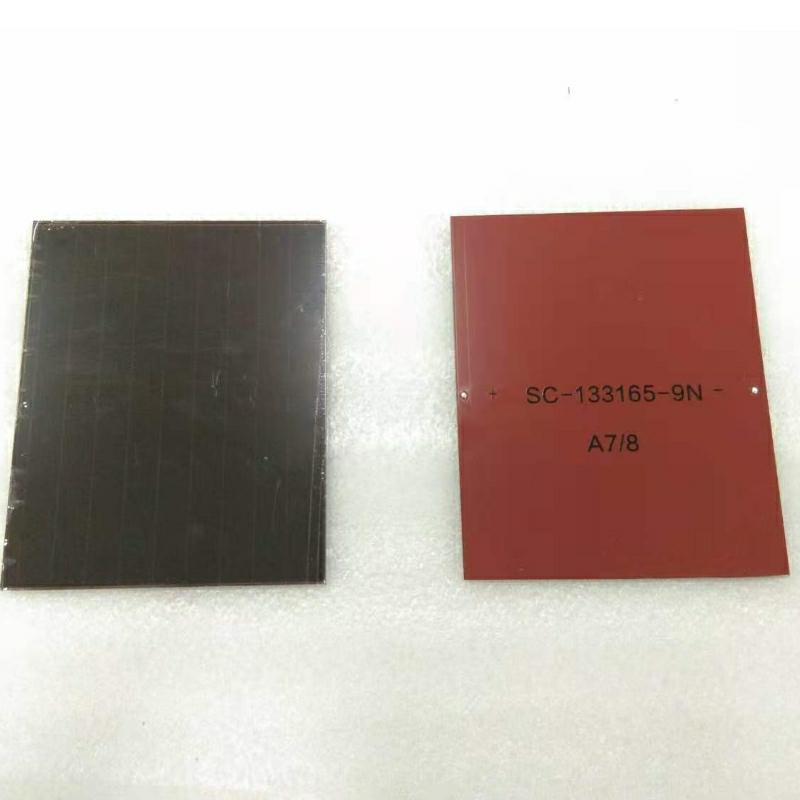 Panneau solaire en silicium amorphe peint à l'arrière