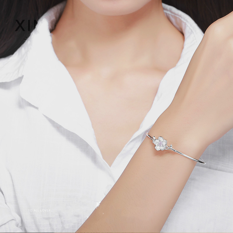Bracelet argenté de personnalité élégante en fleur de cerisier