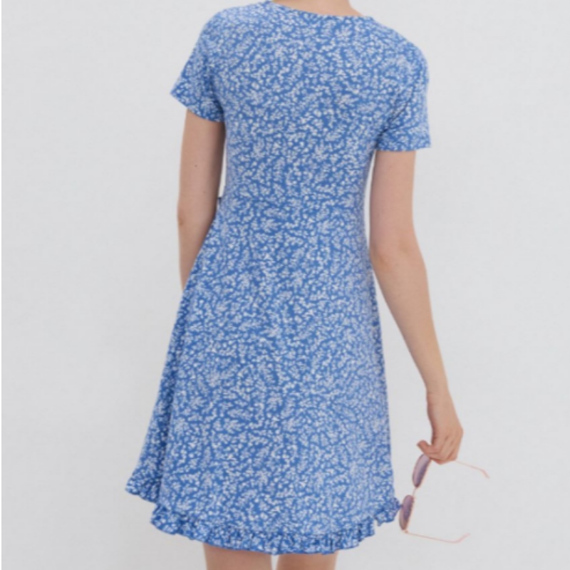 Mini longueur enveloppe autour d'une robe florale à manches courtes à manches courtes