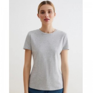 T-shirt gris clair aménagé en hypoallergénique