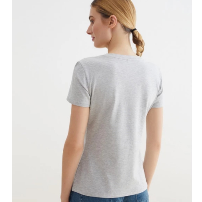 T-shirt gris clair aménagé en hypoallergénique