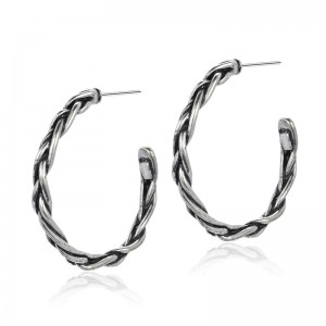 La version coréenne de la mode et de belles boucles d\'oreilles