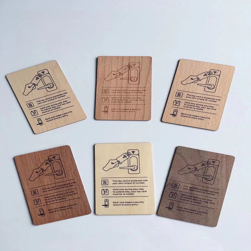 Carte de chambre en bois