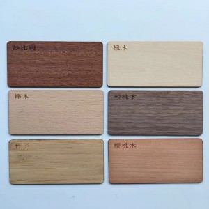 Carte de chambre en bois